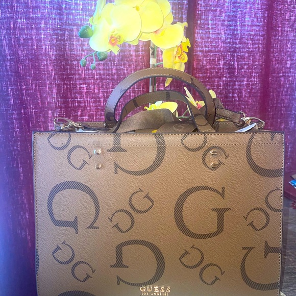 Women’s 🤎Guess?tote 👜 - Picture 4 of 12